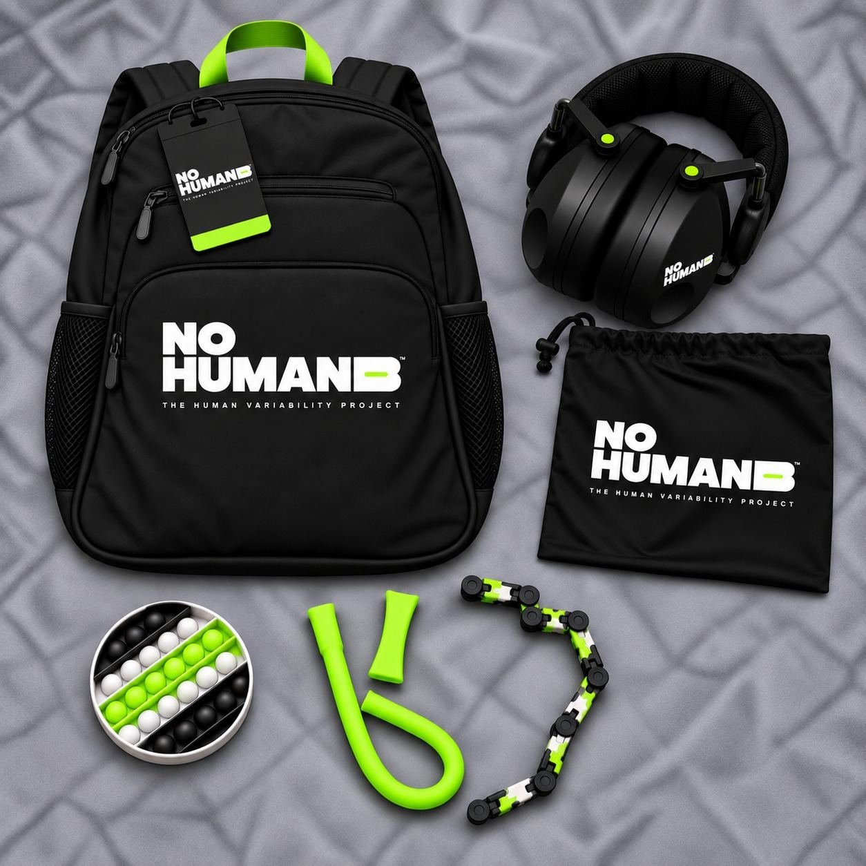 NURA Kit: schwarzer Rucksack mit limettengrünem Griff, Gehörschutz-Kopfhörer, Beutel und Greifobjekte.